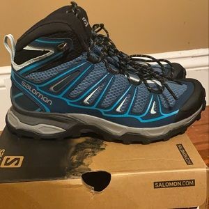 Women’s size 7 Salomon lightweight hiking boots